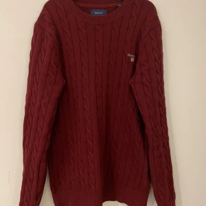 Kabelstickad Gant tröja - Säljer nu min vinröda kabelstickade gant tröja då den inte används, har prövats och använd 1 gång men passade inte mig. storlek xs/165cm. Fin kvalité sitter superbra och skönt, priset kan diskuteras!