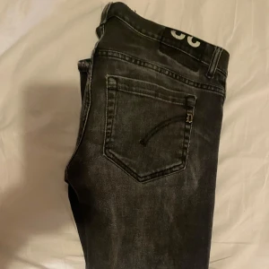 Dondup george - Tja! Säljer ett par snygga dondup jeans i W32. Skick: 9/10. Nypris:3000 mitt pris:499. Jeansen har en fet slitning från fabrik vilket är väldigt populärt! Hör av vid frågor och funderingar!