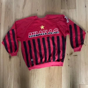 Svet och röd A.C Milan tröja - Jättesnygg och cool AC Milan tröja köpt på secondhand. Jag är 186 och tröjan är smått för liten för mig. Material är som en vanlig crewneck.