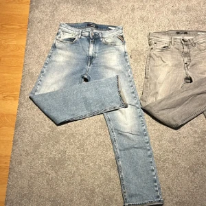 Ljusblå jeans från Replay - Snygga ljusblå jeans från Replay med en klassisk femficksdesign och dragkedja. Perfekta för en avslappnad stil.