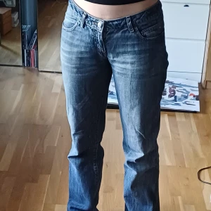 Blå miss sixty jeans - Snygga blå Miss sixty jeans. De är något bootcut. Jeansen har Miss sixty fickor. Ca 6 cm uppsydda som man kan sprätta upp sömmen på för att få tillbaks orginallängden. Jag är 167cm.