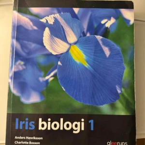 Iris biologi 1 - Lärobok i biologi för gymnasiet, 'Iris biologi 1', av Anders Henriksson och Charlotte Bosson. Boken har ett omslag med en stor blå irisblomma och är utgiven av Gleerups. Perfekt för studier inom biologi på gymnasienivå.