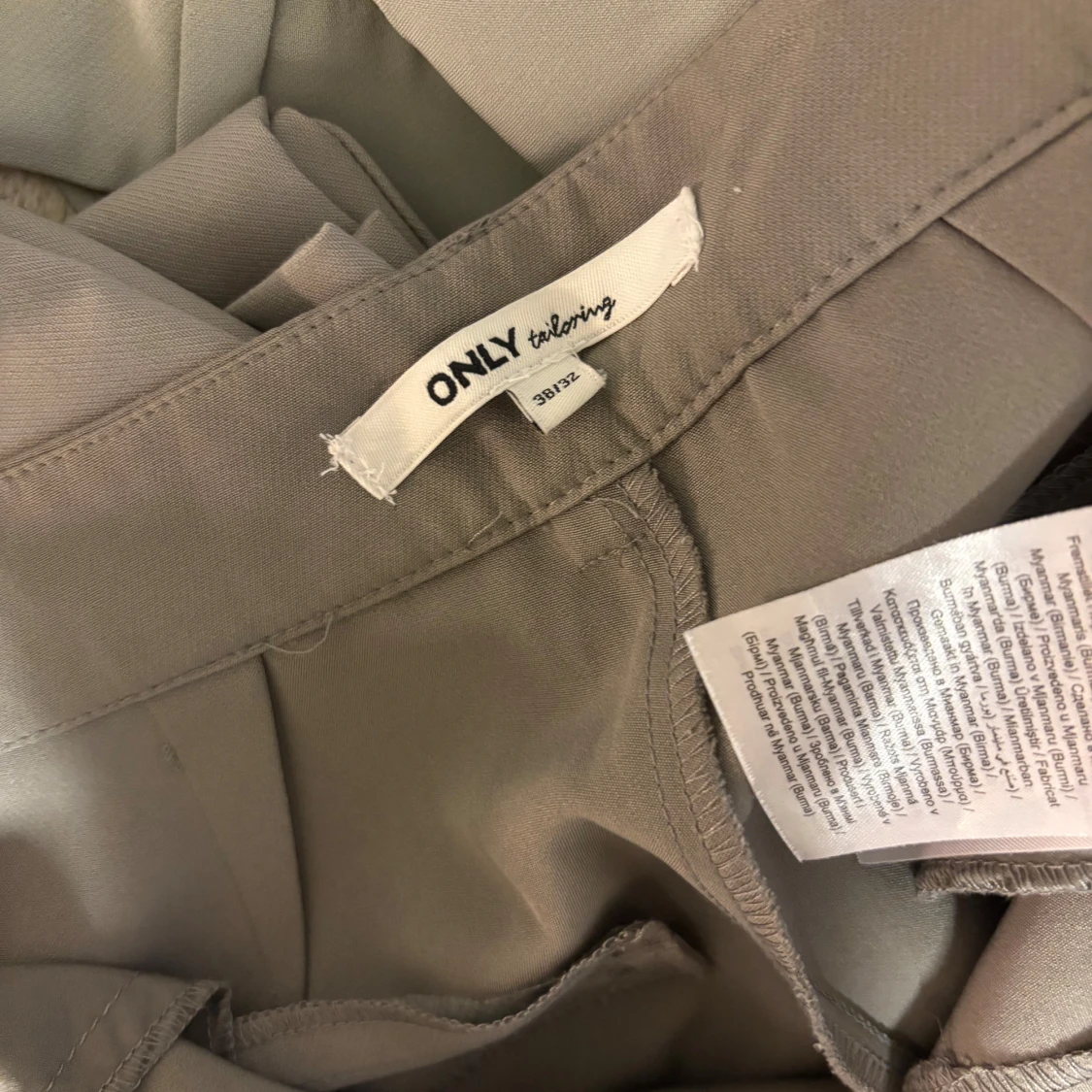 Grå kostymbyxor från ONLY - 92