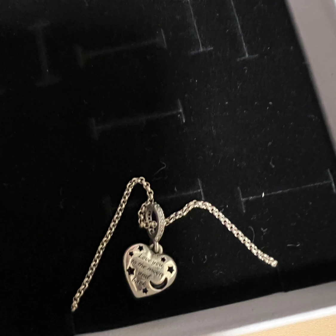 Halsband med hjärthänge och stjärndetaljer