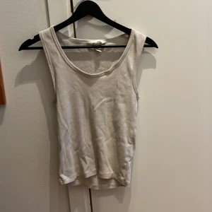 Beige linne från H&M - Jätte fint linne med uringning! Perfekt under koftor osv. Säljer pga för stor för mig.