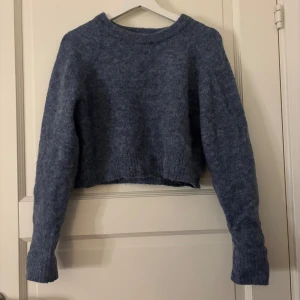 Stickad tröja - Stickad tröja från Carin Wester! Den är kroppar och bara använd x antal gånger❤️ Skriv för fler bilder eller mer info