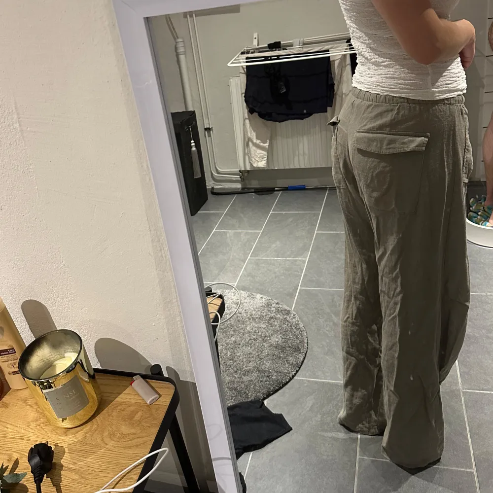 Säljer ett par bekväma beige byxor från Pull&Bear. Byxorna har en loose passform med elastisk midja. Perfekta för en avslappnad stil. Aldrig använda. Farkut & Housut.
