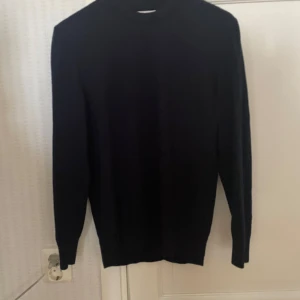 Mörkblå stickad tröja från zara - Säljer nu min stickade tröja från zara som är mörkblå och ärfrån kollektionen origins köpt för 850 kr den är i storlek M kvitto finns tyvärr inte kvar men bara att skriva om ni vill ha mer information eller fler bilder
