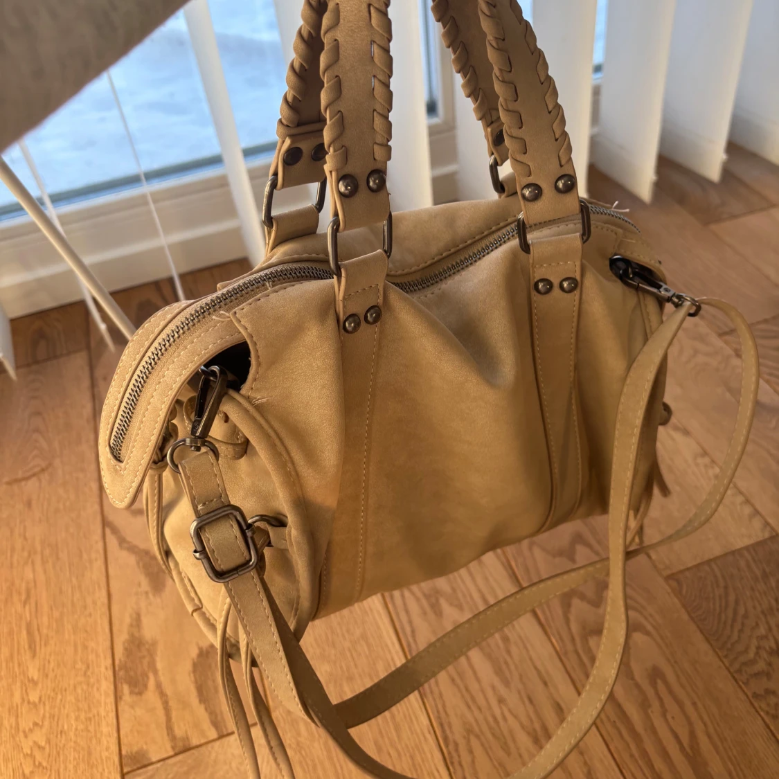 Beige axelväska med fransar - 91