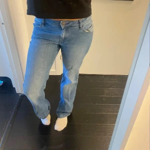 Lågmidjade bootcut jeans  - Snygga blå lowwaist  bootcut jeans i storlek 36, inga defekter, midjemått ca 39 cm och innerbenslängd 80 cm, köpt för 600 så säljer för 500 därav att de är i mycket bra skick 💞