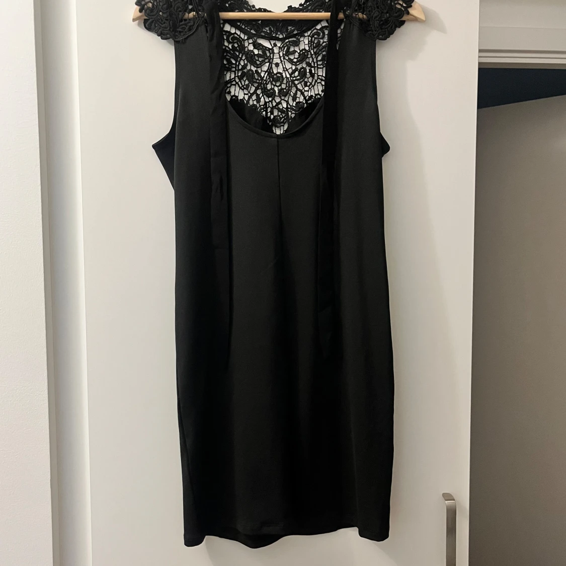 Svart klänning med spetsdetaljer från Bubbleroom - 91