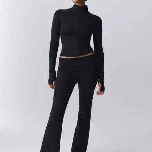 yoga pants 🙏🏼 - säljer mina yoga pants från ginatricot, storlek xs men är ganska stretchiga så passar en s oxå! finns några jättesmå fläckar men inget som man ser eller lägger märke till. skriv för egna bilder ❤️🙏🏼dom är köpta för 360 men jag kommer sälja dom för 150😚