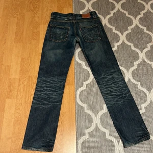 Levis 511 jeans - Snygga Levis 511 jeans i en klassisk blå färg. De har en slim passform och är tillverkade i jeansmaterial. Perfekta för en stilren look med fem fickor och knappgylf. Jeansen passar dig som är 175- 185 ungerfär. 