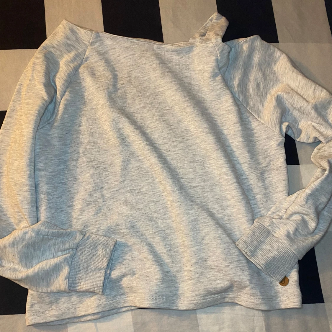 Grå offshoulder tröja - 90