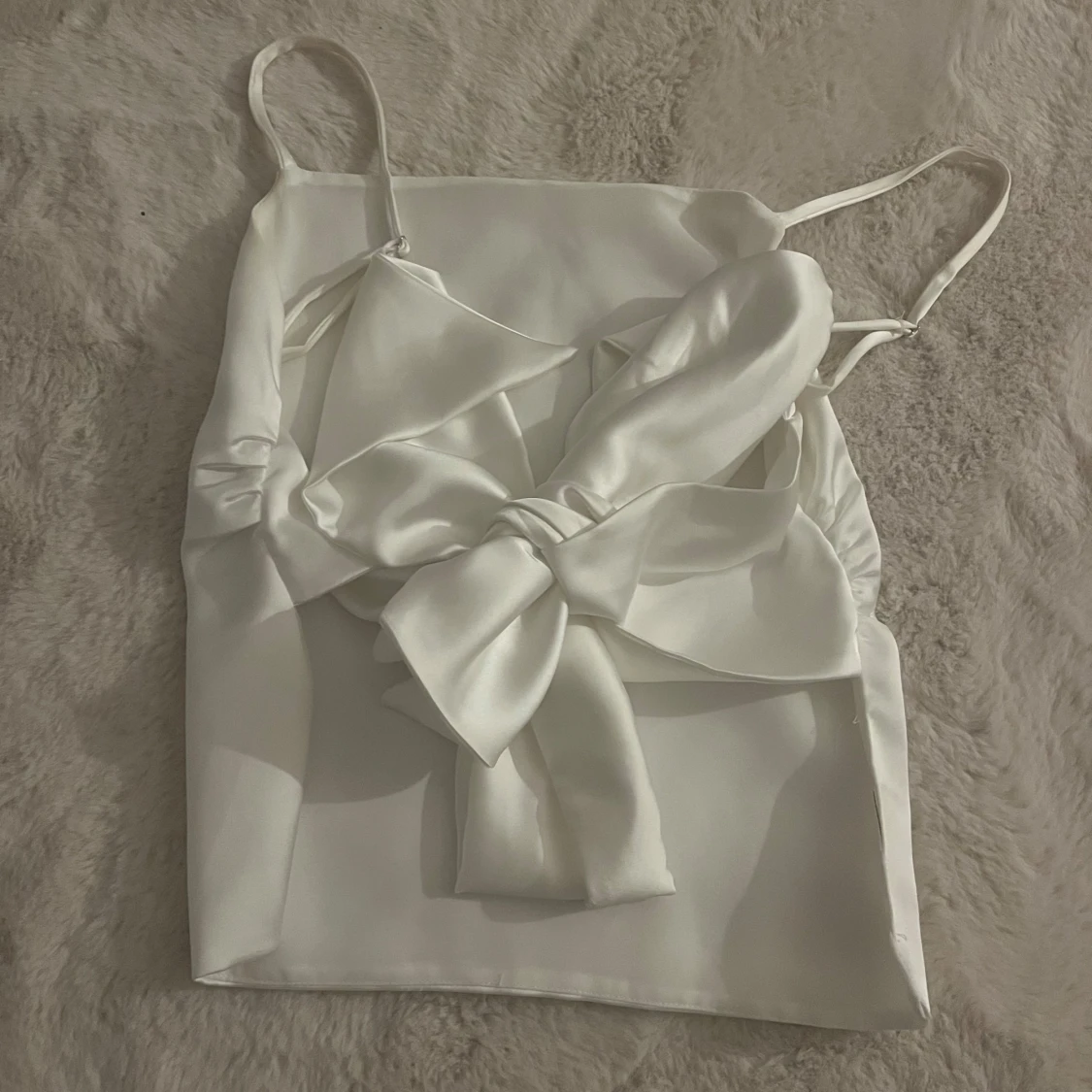 Vit satinlinne med rosett