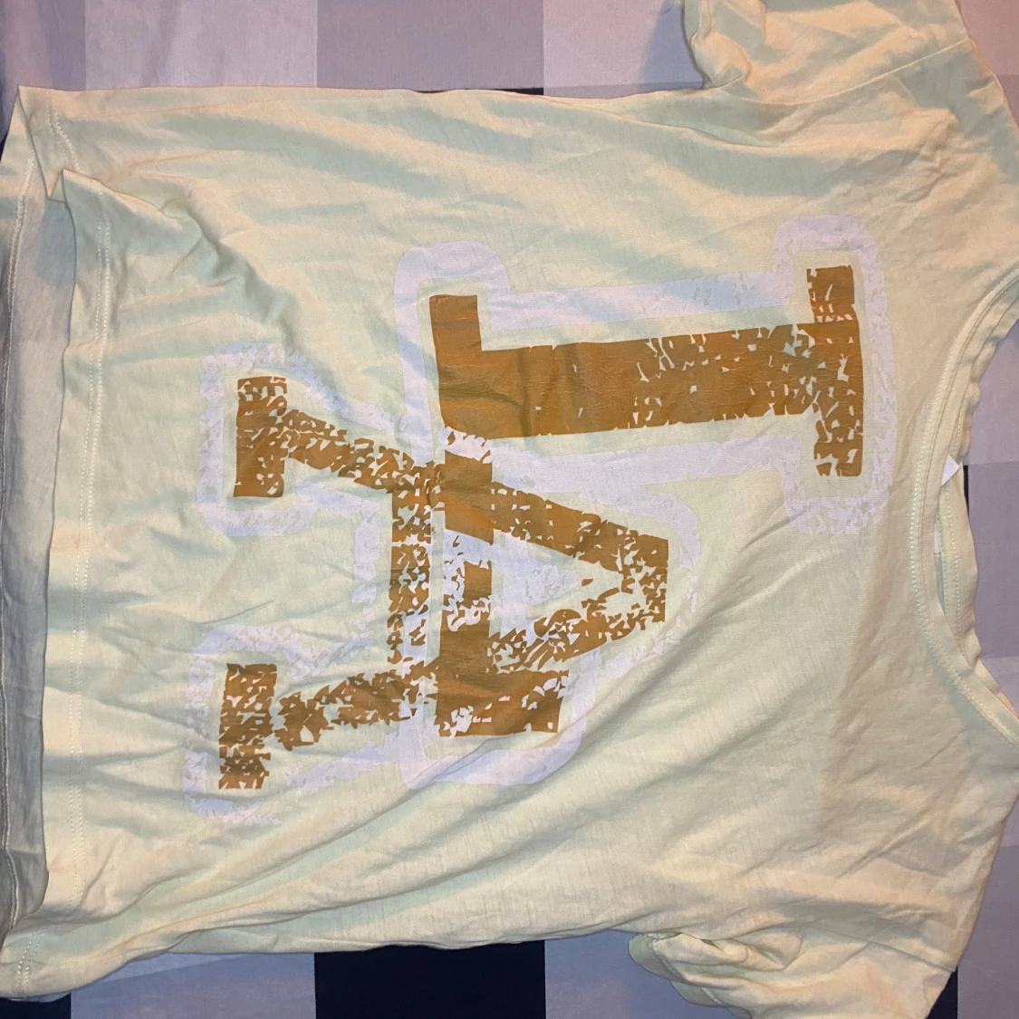 Vit t-shirt med guldtryck - 91