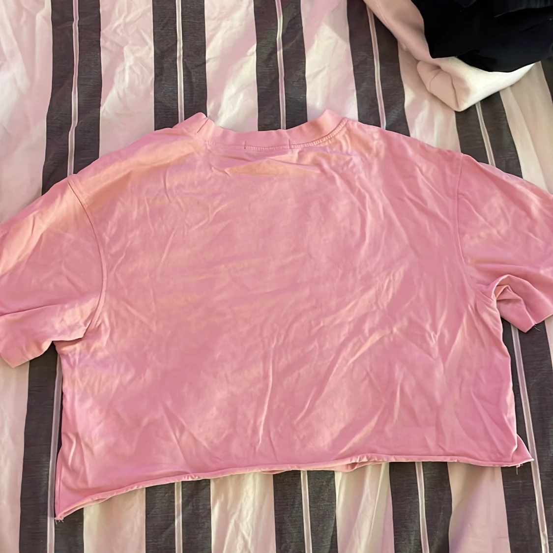 Rosa croppad t-shirt från Bik Bok - 90