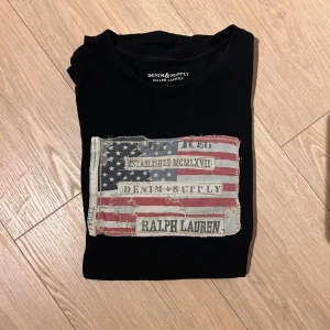 Ralph Lauren - Denim & Supply - ‼️BUD SKRIVS I MEDDELANDE PRIVAT‼️As fet sällsynt T-shirt från Ralph Lauren, Denim & Supply || skick 8,5/10 || använd men bara en minimal defekt som inte syns vid användning, endast vid nära inspektion || gör outfiten direkt till en riktig ögon fångare