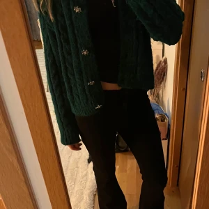 Grön stickad kofta med dekorativa knappar - Mysig grön stickad kofta🍓🍓