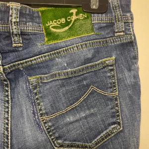 JACOB COHEN JEANS - Tjena, säljer ett par mörkblåa Jacob cohen jeans smed skön wash. Det är den mycket populära modellen 622. Storlek 33( sitter som 30/32) Jeansen är lagade på två ställen, se bilder. Hör av dig vid fler frågor! Priset är inte hugget i sten!