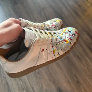Maison Margiela skor - Maison Margiela painter gats, kommer med låda, dustbags och kvitto, skick 8/10. Finns även NFC-märke i sulan som tar dig till deras hemsida. Hör av dig vid frågor✌🏼🙌🏼