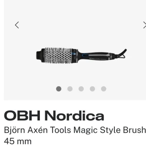 Björn Axén Tools Magic Style Brush 45 mm - Björn Axén Tools Magic Style Brush från OBH Nordica med en diameter på 38 mm. Perfekt för att skapa volym och lockar med en keramisk beläggning som skyddar håret. Ergonomiskt handtag för enkel användning.