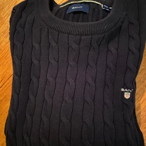 Marinblå kabelstickad tröja från GANT - Säljer en marinblå snygg tröja från gant. Ser helt ny ut. Hör av dig om ni har några frågor