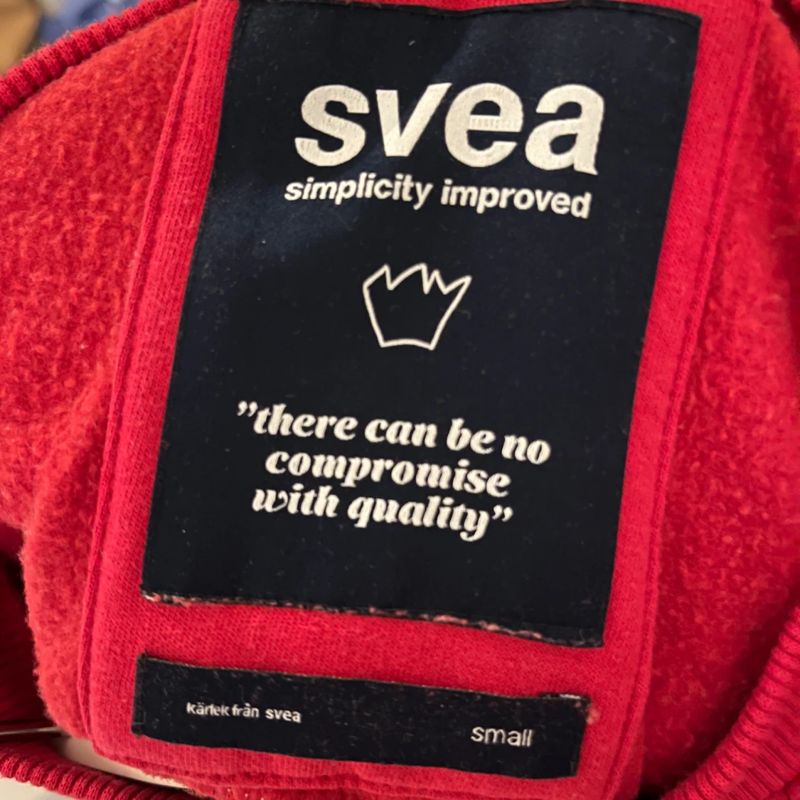 Röd och vit tröja från Svea - 91