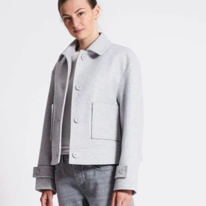 Grå kappa/skjortjacka - Grå jacka från lager 157 som ej kommer till använding. Enda defekten är på insidan (bild tre) där sömmen har spruckit. Något som man lätt skulle kunna fixa, men därför ett lägre pris. Nypris 400. Slutsåld på hemsidan. Skriv för fler bilder💕