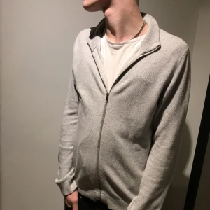 Grå kofta Från Jack&Jones - Snygg och stilren grå kofta från jack&jones Super (Grisch)