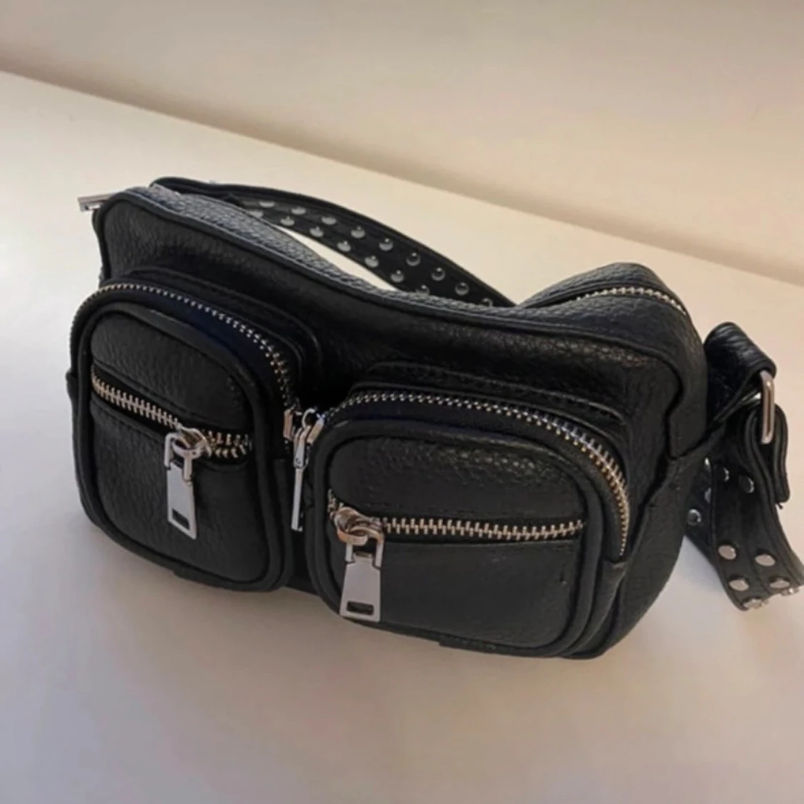 Svart axelväska från Noella - 91