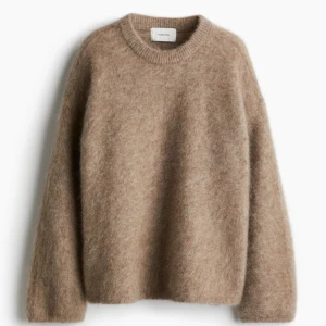 Beige mohair tröja från hm - Mysig beige tröja från hm i mjuk mohairblandning. Perfekt för kyliga dagar med sin klassiska design och rund hals. Långärmad och enkel att matcha med olika outfits. Skulle säga att den passar mer som S. 