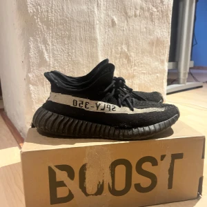 Adidas Yeezy Boost 350 V2 OREO  - Säljer ett par äkta Adidas Yeezy Boost 350 V2 oreo i benfintligt skick. Storlek: 43 1/3. Boxen ingår. Mitt pris: 449:- Frågor? skicka ett dm.