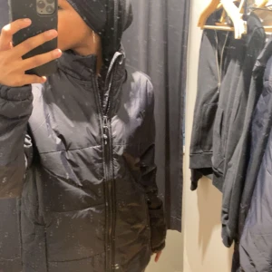 Jacka - Ny jacka aldrig använd. På bilden ser man att den är för stor för mig de darför jag säljer den vill bli av med den.