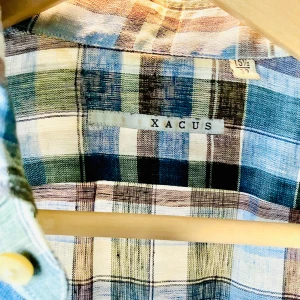Ny Rutig skjorta från Xacus - Snygg rutig skjorta från Xacus i gröna, blå och bruna toner. Skjortan har långa ärmar och knappar framtill. skjorta från fina Xacus! En av Italians största skjorttillverkare med betydligt skönare och luftigare  material än traditionella skjortor, enormt fin men blev lite för liten för mig.   Den är ca. Medium 38-39 i krage lagom för kille runt 176-179 cm   Nypris 1999 sek på Jupiter.   Säljs pga fel storlek, använd 1 ggr, Som ny, kemtvättad!   Finns att hämta på Södermalm,   … har flera skjort