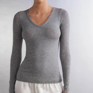 Grå långärmad intimissimi tröja - Säljer denna grå intimissimi tröja då den inte kommit till användning. Ser som ny ut och har knappt använts❤️  Nypris 570kr💫⭐️