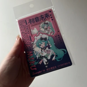 Anteckningsblock med Hatsune Miku-design - Säljer ett anteckningsblock med en färgglad Hatsune Miku-design. Blocket har en rosa och blå färgskala med illustrationer av den populära karaktären. Perfekt för fans av anime och manga!
