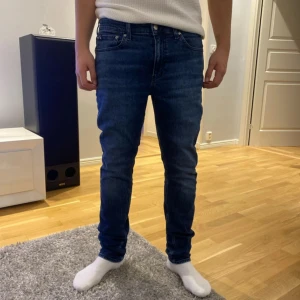 Blå jeans från Calvin Klein - Säljer ett par snygga blå jeans från Calvin Klein. De har en slim passform och är midwaist. Perfekta för en stilren look med klassisk design och bekvämt material.
