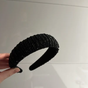 Svart diadem med pärlor - Elegant svart diadem dekorerat med små pärlor. Perfekt för att ge en stilfull touch till din look.