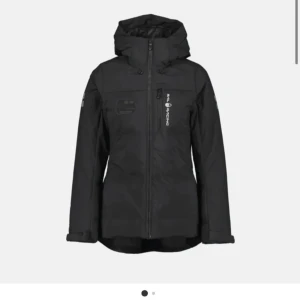 Sailracing jacka  - Säljer nu min Sail Racing jacka då jag har köpt en ny vinterjacka, den är i mycket bra skick och knappt använd, köpt för 3699