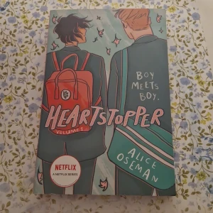 Heartstopper (bok) - Första boken i heartstopper serien av Alice Oseman. Helt nytt skick och aldrig läst. Nypris 220 kr på akademibokhandeln. Skriv gärna för fler frågor💕