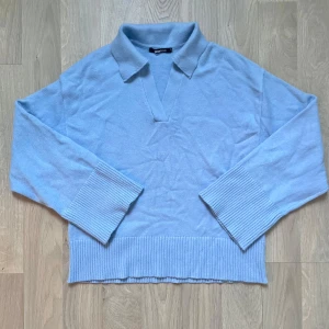 Ljusblå tröja Gina Tricot - Snygg ljusblå tröja från med krage och v-ringning. Tröjan har långa ärmar och ribbade muddar vid ärmslut och nederkant. Aldrig använd. 