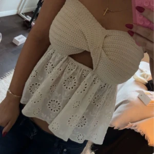 Zara topp - Säljer denna zara toppen med virkad överdel och broderade detaljer på den fladdriga delen.