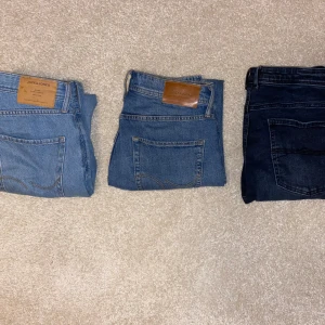 Jeans från jack n Jones - Säljer 2 par jeans från Jack & Jones och en från next i olika färgar. Ett par ljusblå jeans med straight fit, ett par mellanblå jeans med slim fit och ett par mörkblå jeans med regular. Skriv vid intresse