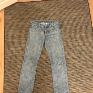 Weekday jeans - Säljer ett par blå jeans från Weekday med unik tvätt, modell Klean. De har en straight passform. Perfekta för en avslappnad men även stilren look.