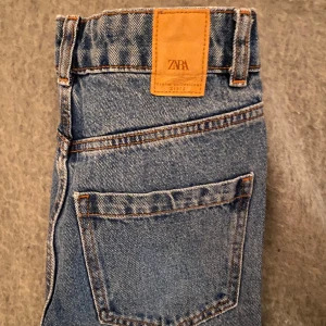Straight leg jeans zara - Straight leg jeans Zara i en super snygg blå färg. Jeansen har detaljer nedan (se sista bild).