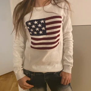 Stockholmstil amerikansk flagga fin tjocktröja - Jättefin populär stockholmstils tröja med amerikansk flagga som tyvärr inte kommer till användning. Storlek S