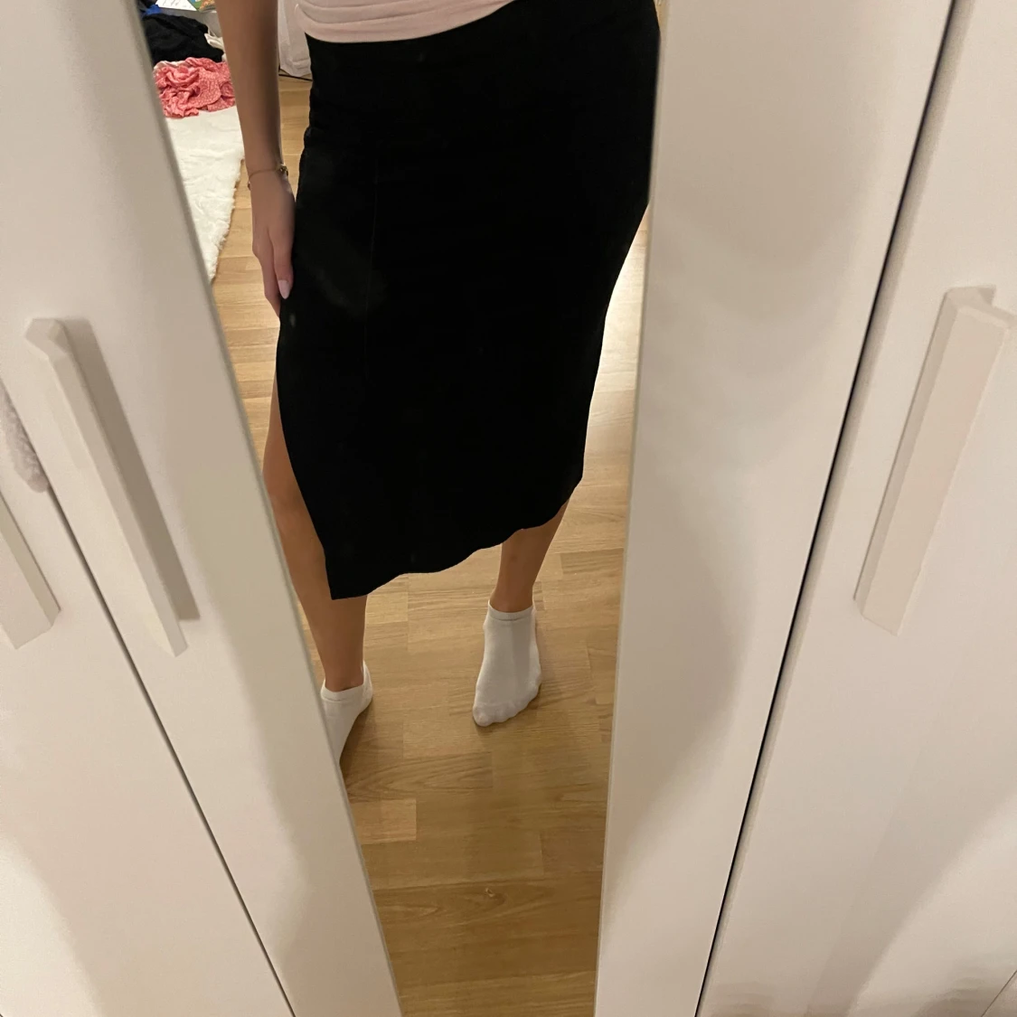 Svart ribbad kjol med slits - 90