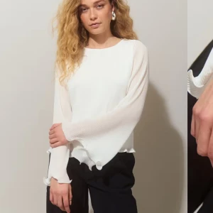 Plisserad blus  - Vit plisserad blus från Gina Tricot i storlek 36, helt ny!! Endast provad 1 gång och den har någon smink fläck (se sista bilderna) men har inte tvättat den då den har lappen kvar men de går säkert bort när man tvättar den🙌🏼🥰 köpt för 399kr