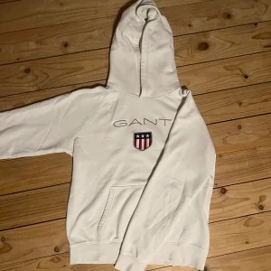 Vit hoddie från GANT - Väldigt bra skick i princip ny men passar inte längre.